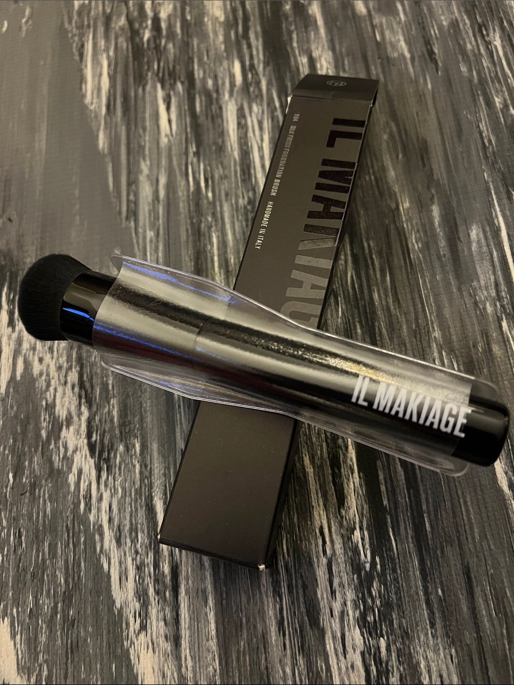 IL MAKIAGE Black Makeup Brush with Travel Cap